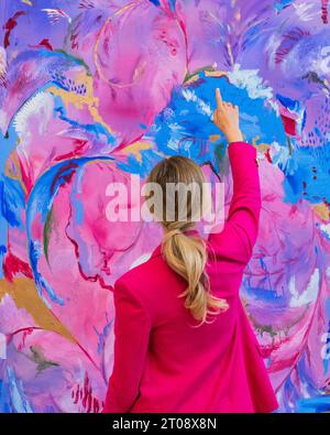 London, Großbritannien. Oktober 2023. Michaela Yearwood-Dan, The Summit of Beauty and Love, 2020 Schätzung: £60.000-80.000 - Vorschau auf Phillips' Frieze Week 20th and 21st Century & Contemporary Art Auctions. Guy Bell/Alamy Live News Stockfoto