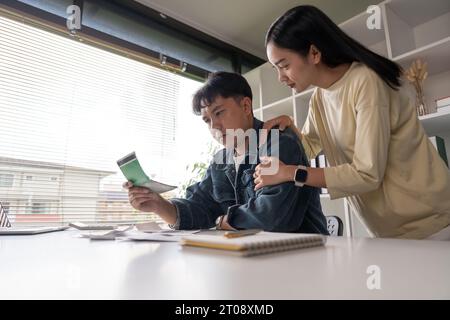 Trauriges Paar, Finanzstress für Steuern, Hypothekarkredit. Finanzieller Verlust, paarweise asiatischer Stress für schlechten Haushaltsplan, Hausversicherungsschulden oder Darlehen Stockfoto