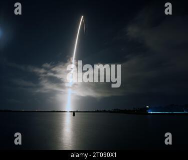 Eine zeitliche Aufnahme der SpaceX Falcon 9-Rakete, als sie am Donnerstag, den 5. Oktober 2023, 22 Starlink-Satelliten vom Launch Complex 40 auf der Cape Canaveral Space Force Station in Florida abfeuert. Foto: Joe Marino/UPI Credit: UPI/Alamy Live News Stockfoto