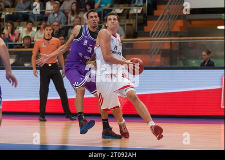 Paul Zipser (16) Aktion gegen Marc Liyanage (3) FC Bayern Basketball - BG Göttingen 95:86 Krombacher Challenge 2013 in Hagen, Deutschland am 08.09.2013 Stockfoto