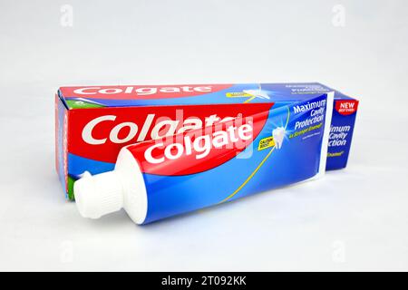 Colgate Zahnpasta mit maximalem Hohlraumschutz Stockfoto