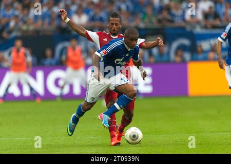 Jefferson Farfan (17) Aktion gegen DENNIS AOGO FC Schalke 04 - Hamburger SV 3:3 Fußball Bundesliga in Gelsenkirchen, Deutschland am 11.08.2013 Stockfoto