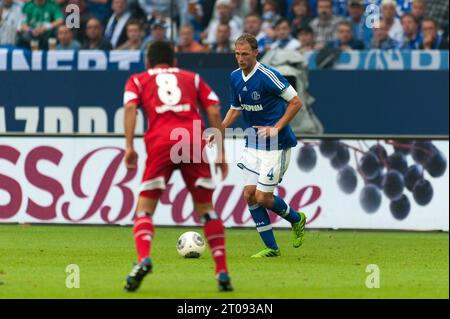 Benedikt Höwedes (4) Aktion FC Schalke 04 - Hamburger SV 3:3 Fußball Bundesliga in Gelsenkirchen, Deutschland am 11.08.2013 Stockfoto