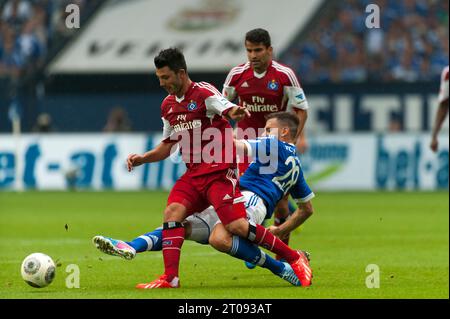 TOLGAY ARSLAN HSV Aktion gegen Adam Szalai (28) FC Schalke 04 - Hamburger SV 3:3 Fußball Bundesliga in Gelsenkirchen, Deutschland am 11.08.2013 Stockfoto