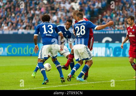 Jermaine Jones (13) Adam Szalai (28) Joel Matip (32) Aktion gegen LASSE SOBIECH (HSV) FC Schalke 04 - Hamburger SV 3:3 Fußball Bundesliga in Gelsenkirchen, Deutschland am 11.08.2013 Stockfoto