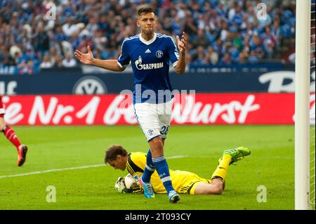 Rene Adler Torwart Aktion gegen Adam Szalai (28) FC Schalke 04 - Hamburger SV 3:3 Fußball Bundesliga in Gelsenkirchen, Deutschland am 11.08.2013 Stockfoto