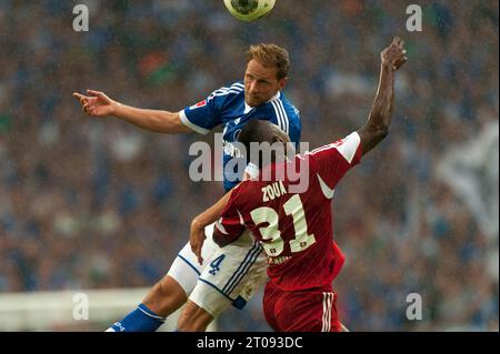 Benedikt Höwedes Aktion gegen Jacques Zouan (31) FC Schalke 04 - Hamburger SV 3:3 Fußball Bundesliga in Gelsenkirchen, Deutschland am 11.08.2013 Stockfoto