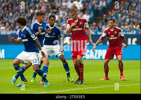 Jermaine Jones (13) Adam Szalai (28) Joel Matip (32) Aktion gegen LASSE SOBIECH (HSV) FC Schalke 04 - Hamburger SV 3:3 Fußball Bundesliga in Gelsenkirchen, Deutschland am 11.08.2013 Stockfoto