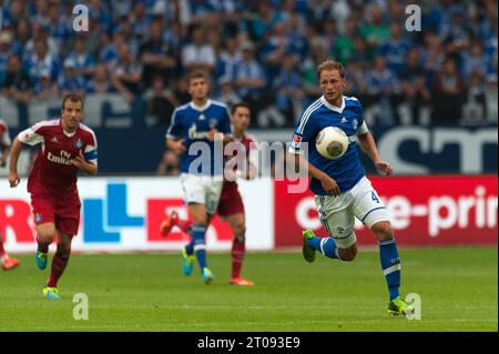 Benedikt Höwedes Aktion FC Schalke 04 - Hamburger SV 3:3 Fußball Bundesliga in Gelsenkirchen, Deutschland am 11.08.2013 Stockfoto