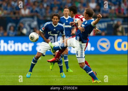 Jermaine Jones (13) Benedikt Höwedes (4) Aktion FC Schalke 04 - Hamburger SV 3:3 Fußball Bundesliga in Gelsenkirchen, Deutschland am 11.08.2013 Stockfoto