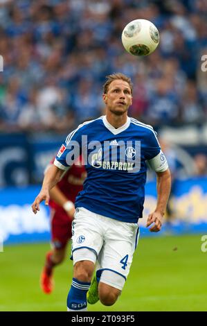 Benedikt Höwedes Aktion FC Schalke 04 - Hamburger SV 3:3 Fußball Bundesliga in Gelsenkirchen, Deutschland am 11.08.2013 Stockfoto