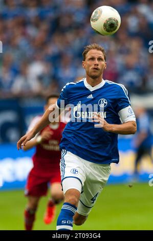 Benedikt Höwedes Aktion FC Schalke 04 - Hamburger SV 3:3 Fußball Bundesliga in Gelsenkirchen, Deutschland am 11.08.2013 Stockfoto