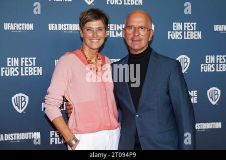 Christoph Maria Herbst mit Ehefrau Gisi Herbst bei der Premiere des Kinofilms ein fest fürs Leben im Cinedom. Köln, 04.10.2023 *** Christoph Maria Herbst mit Frau Gisi Herbst bei der Premiere des Films ein fest fürs Leben im Cinedom Köln, 04 10 2023 Foto:XR.xSchmiegeltx/xFuturexImagex fest 3098 Credit: Imago/Alamy Live News Stockfoto
