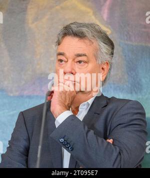 20231005 Pressekonferenz zum Informationsfreiheitsgesetz WIEN, OESTERREICH - 5. OKTOBER: Vizekanzler Werner Kogler Gruene bei einer Pressekonferenz zum Informationsfreiheitsgesetz im Bundeskanzleramt am 5. Oktober 2023 in Wien, Oesterreich. 231005 SEPA 32 021 Copyright: XMartinxJuenx SEPAxMedia Credit: Imago/Alamy Live News Stockfoto