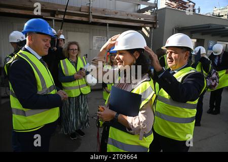 Zagreb, Kroatien. , . Die Leiterin der Generaldirektion Regionalpolitik und Stadtentwicklung der Europäischen Kommission, Sofia Alves, besuchte in Begleitung der kroatischen Minister Branko Bacic und Vili Beros die Baustelle des Klinischen Krankenhauses Merkur, eines der aus dem EU-Solidaritätsfonds finanzierten Projekte. Foto: Goran Mehkek/CROPIX Kroatien Copyright: XxGoranxMehkekx/xCROPIXx merkur  alves20-051023 Credit: Imago/Alamy Live News Stockfoto