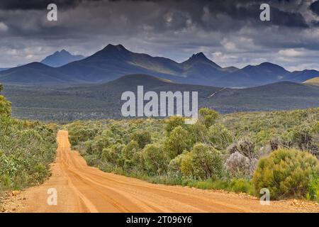 Panoramablick auf die Berggipfel des Stirling Range National Park und die Feldstraße im Outback in Western Australia. Stockfoto