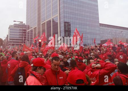 Brüssel, Belgien Oktober 2023. gewerkschaftsmitglieder und zivilgesellschaftliche Organisationen halten Banner, während sie sich am 5. Oktober 2023 in Brüssel, Belgien, versammeln, um gegen den Gesetzesentwurf der Bundesregierung über das Protestverbot zu demonstrieren. Quelle: ALEXANDROS MICHAILIDIS/Alamy Live News Stockfoto