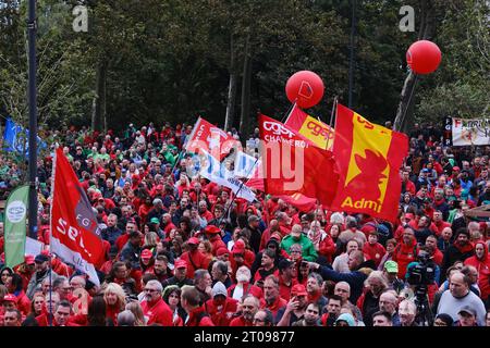 Brüssel, Belgien Oktober 2023. gewerkschaftsmitglieder und zivilgesellschaftliche Organisationen halten Banner, während sie sich am 5. Oktober 2023 in Brüssel, Belgien, versammeln, um gegen den Gesetzesentwurf der Bundesregierung über das Protestverbot zu demonstrieren. Quelle: ALEXANDROS MICHAILIDIS/Alamy Live News Stockfoto