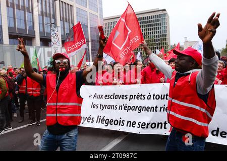 Brüssel, Belgien Oktober 2023. gewerkschaftsmitglieder und zivilgesellschaftliche Organisationen halten Banner, während sie sich am 5. Oktober 2023 in Brüssel, Belgien, versammeln, um gegen den Gesetzesentwurf der Bundesregierung über das Protestverbot zu demonstrieren. Quelle: ALEXANDROS MICHAILIDIS/Alamy Live News Stockfoto