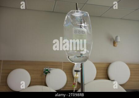 Arzt und Krankenschwester Gebrauch geben Kochsalzlösung Medizin intravenöse Therapie oder IV Tropf Infusionsflüssigkeiten für Behandlung Heilung thai Baby Mädchen krank Grippe in Pati Stockfoto