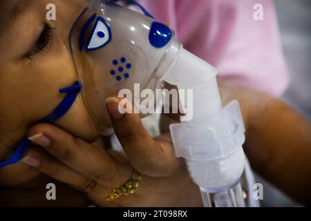 Arzt und Krankenschwester verwenden geben Medizin Maske Bronchodilatator Atmung Behandlung und atmen Sauerstoff für Behandlung Heilung thai Baby Mädchen krank Grippe bei Patienten Stockfoto