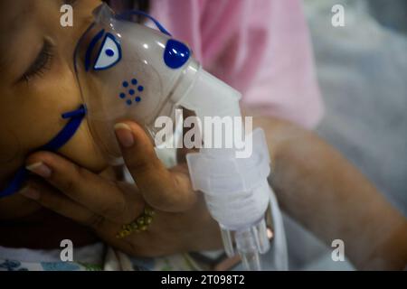 Arzt und Krankenschwester verwenden geben Medizin Maske Bronchodilatator Atmung Behandlung und atmen Sauerstoff für Behandlung Heilung thai Baby Mädchen krank Grippe bei Patienten Stockfoto