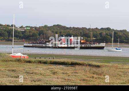 Ipswich, Großbritannien. Oktober 2023. Paddeldampfer Waverley auf dem Fluss Orwell in der Nähe von Ipswich auf dem Weg nach Clacton heute Morgen. Dies ist Teil von Waverleys Ausflügen in London und die Themse in diesem Herbst. Waverley ist der letzte Raddampfer, der Passagiere in der Welt mitnimmt. Credit:Eastern Views/Alamy Live News Stockfoto