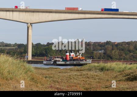 Ipswich, Großbritannien. Oktober 2023. Paddeldampfer Waverley auf dem Fluss Orwell in der Nähe von Ipswich auf dem Weg nach Clacton heute Morgen. Dies ist Teil von Waverleys Ausflügen in London und die Themse in diesem Herbst. Waverley ist der letzte Raddampfer, der Passagiere in der Welt mitnimmt. Credit:Eastern Views/Alamy Live News Stockfoto