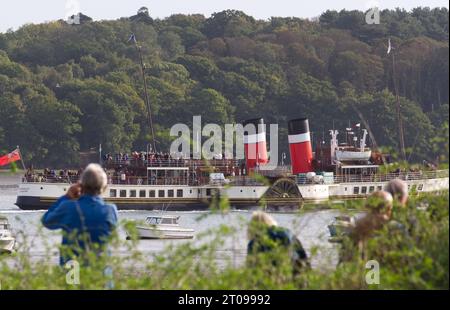 Ipswich, Großbritannien. Oktober 2023. Paddeldampfer Waverley auf dem Fluss Orwell in der Nähe von Ipswich auf dem Weg nach Clacton heute Morgen. Dies ist Teil von Waverleys Ausflügen in London und die Themse in diesem Herbst. Waverley ist der letzte Raddampfer, der Passagiere in der Welt mitnimmt. Credit:Eastern Views/Alamy Live News Stockfoto