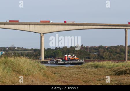 Ipswich, Großbritannien. Oktober 2023. Paddeldampfer Waverley auf dem Fluss Orwell in der Nähe von Ipswich auf dem Weg nach Clacton heute Morgen. Dies ist Teil von Waverleys Ausflügen in London und die Themse in diesem Herbst. Waverley ist der letzte Raddampfer, der Passagiere in der Welt mitnimmt. Credit:Eastern Views/Alamy Live News Stockfoto