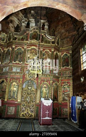 Buzau County, Rumänien, 2003. Das Innere der Kirche „Geburt der Theotokos“ aus dem Jahr 1780 im Kloster Poiana Marului. Die beeindruckende Ikonostase, handgefertigt in Kiew. Stockfoto