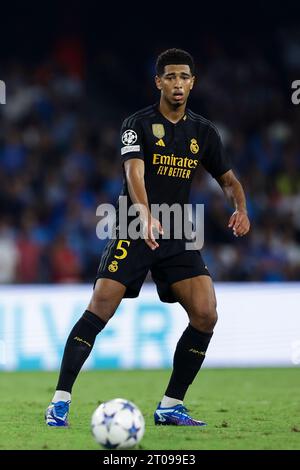 Real Madrids englischer Mittelfeldspieler Jude Bellingham sieht am 3. Oktober 2023 im Diego Armando Maradona Stadion in Neapel, Süditalien, beim UEFA-Champions-Liga-Spiel zwischen SSC Napoli und Real Madrid an. Stockfoto