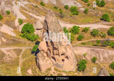 Nahaufnahme der Höhlenwohnungen von Kappadokien, Goreme-Nationalpark von Nevsehir, Türkei. Höhlenhausarchitekturen von Kappadokien. Outdoor, Reisen Stockfoto