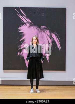 Dublin, Irland. Oktober 2023. Self Portrait, die Hugh Lane Gallery 1986 und der Stadtrat von Dublin kündigen Irlands größte Andy Warhol-Ausstellung an – die erste seit 25 Jahren. Eine einzigartige Ausstellung mit 250 Gemälden, Drucken, Fotografien, Filmen und Installationen von Andy Warhol in der Hugh Lane Gallery, die die außergewöhnliche Palette an Kunstwerken des Künstlers zeigt, die über vier Jahrzehnte produziert wurden. (6. Oktober 2023 - 28. Januar 2024) Credit: Paul Quezada-Neiman/Alamy Live News Stockfoto