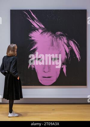 Dublin, Irland. Oktober 2023. Self Portrait, die Hugh Lane Gallery 1986 und der Stadtrat von Dublin kündigen Irlands größte Andy Warhol-Ausstellung an – die erste seit 25 Jahren. Eine einzigartige Ausstellung mit 250 Gemälden, Drucken, Fotografien, Filmen und Installationen von Andy Warhol in der Hugh Lane Gallery, die die außergewöhnliche Palette an Kunstwerken des Künstlers zeigt, die über vier Jahrzehnte produziert wurden. (6. Oktober 2023 - 28. Januar 2024) Credit: Paul Quezada-Neiman/Alamy Live News Stockfoto