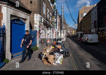 Müll stapelte sich entlang der Brick Lane während eines vierwöchigen Streiks von Mülldienstarbeitern in Tower Hamlets am 25. September 2023 in East London, Großbritannien. Vom 18. September bis zum 1. Oktober streiken die Abfalldienstmitarbeiter und Straßenreinigungskräfte des Tower Hamlets Council. Mehr als 200 Müllarbeiter haben ihre Werkzeuge heruntergestürzt, nachdem sie die Pauschalvergütung um 1.925 £ abgelehnt hatten. Die Arbeitskampfmaßnahme wurde nun um weitere zwei Wochen verlängert, nachdem das Management im laufenden nationalen Lohnstreit kein verbessertes Angebot unterbreitet hatte. Stockfoto