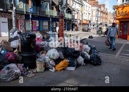 Müll stapelte sich entlang der Brick Lane während eines vierwöchigen Streiks von Mülldienstarbeitern in Tower Hamlets am 25. September 2023 in East London, Großbritannien. Vom 18. September bis zum 1. Oktober streiken die Abfalldienstmitarbeiter und Straßenreinigungskräfte des Tower Hamlets Council. Mehr als 200 Müllarbeiter haben ihre Werkzeuge heruntergestürzt, nachdem sie die Pauschalvergütung um 1.925 £ abgelehnt hatten. Die Arbeitskampfmaßnahme wurde nun um weitere zwei Wochen verlängert, nachdem das Management im laufenden nationalen Lohnstreit kein verbessertes Angebot unterbreitet hatte. Stockfoto