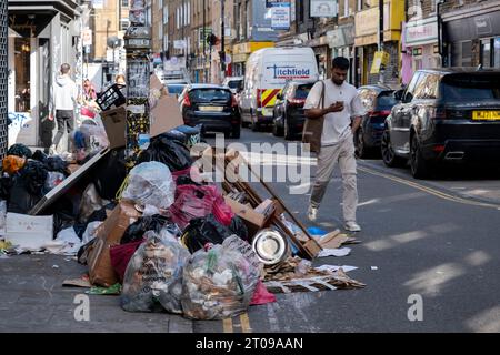 Müll stapelte sich entlang der Brick Lane während eines vierwöchigen Streiks von Mülldienstarbeitern in Tower Hamlets am 25. September 2023 in East London, Großbritannien. Vom 18. September bis zum 1. Oktober streiken die Abfalldienstmitarbeiter und Straßenreinigungskräfte des Tower Hamlets Council. Mehr als 200 Müllarbeiter haben ihre Werkzeuge heruntergestürzt, nachdem sie die Pauschalvergütung um 1.925 £ abgelehnt hatten. Die Arbeitskampfmaßnahme wurde nun um weitere zwei Wochen verlängert, nachdem das Management im laufenden nationalen Lohnstreit kein verbessertes Angebot unterbreitet hatte. Stockfoto