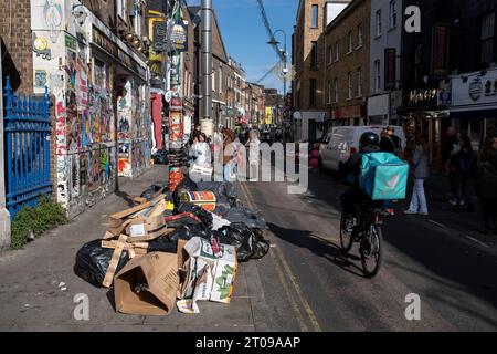 Müll stapelte sich entlang der Brick Lane während eines vierwöchigen Streiks von Mülldienstarbeitern in Tower Hamlets am 25. September 2023 in East London, Großbritannien. Vom 18. September bis zum 1. Oktober streiken die Abfalldienstmitarbeiter und Straßenreinigungskräfte des Tower Hamlets Council. Mehr als 200 Müllarbeiter haben ihre Werkzeuge heruntergestürzt, nachdem sie die Pauschalvergütung um 1.925 £ abgelehnt hatten. Die Arbeitskampfmaßnahme wurde nun um weitere zwei Wochen verlängert, nachdem das Management im laufenden nationalen Lohnstreit kein verbessertes Angebot unterbreitet hatte. Stockfoto