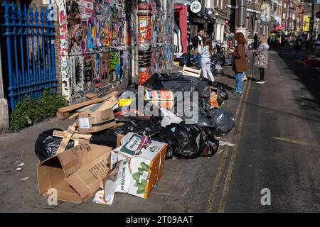 Müll stapelte sich entlang der Brick Lane während eines vierwöchigen Streiks von Mülldienstarbeitern in Tower Hamlets am 25. September 2023 in East London, Großbritannien. Vom 18. September bis zum 1. Oktober streiken die Abfalldienstmitarbeiter und Straßenreinigungskräfte des Tower Hamlets Council. Mehr als 200 Müllarbeiter haben ihre Werkzeuge heruntergestürzt, nachdem sie die Pauschalvergütung um 1.925 £ abgelehnt hatten. Die Arbeitskampfmaßnahme wurde nun um weitere zwei Wochen verlängert, nachdem das Management im laufenden nationalen Lohnstreit kein verbessertes Angebot unterbreitet hatte. Stockfoto