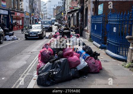 Müll stapelte sich entlang der Brick Lane während eines vierwöchigen Streiks von Mülldienstarbeitern in Tower Hamlets am 25. September 2023 in East London, Großbritannien. Vom 18. September bis zum 1. Oktober streiken die Abfalldienstmitarbeiter und Straßenreinigungskräfte des Tower Hamlets Council. Mehr als 200 Müllarbeiter haben ihre Werkzeuge heruntergestürzt, nachdem sie die Pauschalvergütung um 1.925 £ abgelehnt hatten. Die Arbeitskampfmaßnahme wurde nun um weitere zwei Wochen verlängert, nachdem das Management im laufenden nationalen Lohnstreit kein verbessertes Angebot unterbreitet hatte. Stockfoto