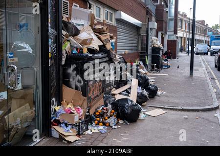 Abfälle, die in Whitechapel während eines vierwöchigen Streiks von Mülldienstarbeitern in Tower Hamlets am 25. September 2023 in East London, Großbritannien, gestapelt wurden. Vom 18. September bis zum 1. Oktober streiken die Abfalldienstmitarbeiter und Straßenreinigungskräfte des Tower Hamlets Council. Mehr als 200 Müllarbeiter haben ihre Werkzeuge heruntergestürzt, nachdem sie die Pauschalvergütung um 1.925 £ abgelehnt hatten. Die Arbeitskampfmaßnahme wurde nun um weitere zwei Wochen verlängert, nachdem das Management im laufenden nationalen Lohnstreit kein verbessertes Angebot unterbreitet hatte. Stockfoto