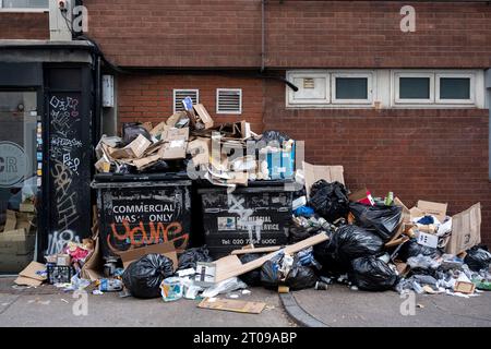 Abfälle, die in Whitechapel während eines vierwöchigen Streiks von Mülldienstarbeitern in Tower Hamlets am 25. September 2023 in East London, Großbritannien, gestapelt wurden. Vom 18. September bis zum 1. Oktober streiken die Abfalldienstmitarbeiter und Straßenreinigungskräfte des Tower Hamlets Council. Mehr als 200 Müllarbeiter haben ihre Werkzeuge heruntergestürzt, nachdem sie die Pauschalvergütung um 1.925 £ abgelehnt hatten. Die Arbeitskampfmaßnahme wurde nun um weitere zwei Wochen verlängert, nachdem das Management im laufenden nationalen Lohnstreit kein verbessertes Angebot unterbreitet hatte. Stockfoto