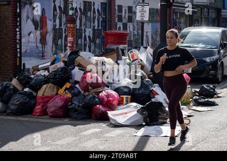 Müll stapelte sich entlang der Brick Lane während eines vierwöchigen Streiks von Mülldienstarbeitern in Tower Hamlets am 25. September 2023 in East London, Großbritannien. Vom 18. September bis zum 1. Oktober streiken die Abfalldienstmitarbeiter und Straßenreinigungskräfte des Tower Hamlets Council. Mehr als 200 Müllarbeiter haben ihre Werkzeuge heruntergestürzt, nachdem sie die Pauschalvergütung um 1.925 £ abgelehnt hatten. Die Arbeitskampfmaßnahme wurde nun um weitere zwei Wochen verlängert, nachdem das Management im laufenden nationalen Lohnstreit kein verbessertes Angebot unterbreitet hatte. Stockfoto