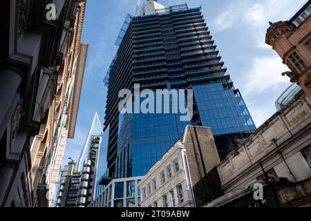 Sehen Sie vorbei an alten Gebäuden in Richtung des riesigen Glasarchitekturturturms One Leadenhall, der letzte Neubau befindet sich in der City of London am 26. September 2023 in London, Großbritannien. 1 Leadenhall Street ist ein 36-stöckiges 183 Meter hohes Hochhaus, das neben dem Leadenhall Market in London gebaut werden soll. Es wird das bestehende Gebäude in der Leadenhall Street 1 ersetzen, das als Leadenhall Court bekannt ist und voraussichtlich 2024 fertiggestellt werden soll. In den letzten zehn Jahren ist die Architektur der Stadt nach oben gewachsen, wobei Wolkenkratzer die inzwischen überfüllte Skyline füllen und sie vergrößern.“ Stockfoto