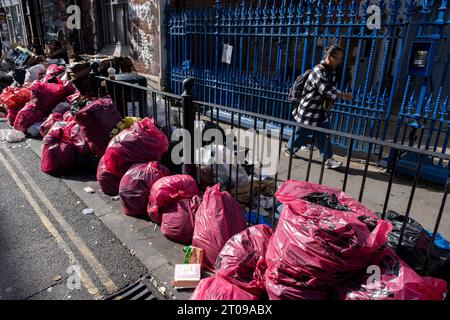 Müll stapelte sich entlang der Brick Lane während eines vierwöchigen Streiks von Mülldienstarbeitern in Tower Hamlets am 25. September 2023 in East London, Großbritannien. Vom 18. September bis zum 1. Oktober streiken die Abfalldienstmitarbeiter und Straßenreinigungskräfte des Tower Hamlets Council. Mehr als 200 Müllarbeiter haben ihre Werkzeuge heruntergestürzt, nachdem sie die Pauschalvergütung um 1.925 £ abgelehnt hatten. Die Arbeitskampfmaßnahme wurde nun um weitere zwei Wochen verlängert, nachdem das Management im laufenden nationalen Lohnstreit kein verbessertes Angebot unterbreitet hatte. Stockfoto