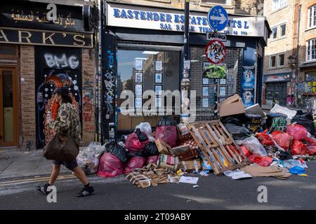 Müll stapelte sich entlang der Brick Lane während eines vierwöchigen Streiks von Mülldienstarbeitern in Tower Hamlets am 25. September 2023 in East London, Großbritannien. Vom 18. September bis zum 1. Oktober streiken die Abfalldienstmitarbeiter und Straßenreinigungskräfte des Tower Hamlets Council. Mehr als 200 Müllarbeiter haben ihre Werkzeuge heruntergestürzt, nachdem sie die Pauschalvergütung um 1.925 £ abgelehnt hatten. Die Arbeitskampfmaßnahme wurde nun um weitere zwei Wochen verlängert, nachdem das Management im laufenden nationalen Lohnstreit kein verbessertes Angebot unterbreitet hatte. Stockfoto