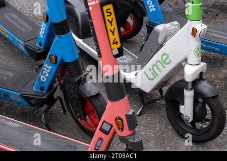 Escooter verschiedener Marken am 27. September 2023 in London, Großbritannien. Ein Roller-Sharing-System ist ein gemeinschaftlicher Verkehrsdienst, bei dem Elektromotorroller, auch als E-Roller bezeichnet, zur kurzfristigen Vermietung zur Verfügung gestellt werden. E-Scooter sind in der Regel docklos, was bedeutet, dass sie keinen festen Heimatort haben und an bestimmten Orten im Servicegebiet abgesetzt und abgeholt werden. Stockfoto