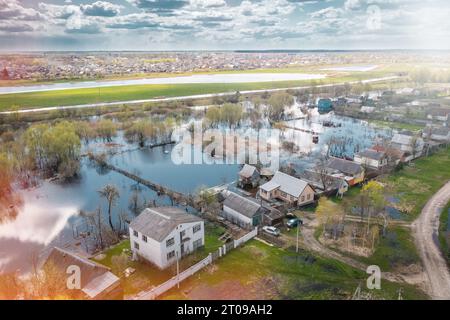 Dorfhäuser auf dem Land, von Frühlingsfluten überflutet. Weißrussland Stockfoto