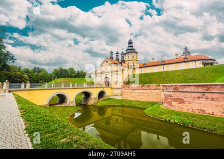 Schloss Neswizh kulturelles Erbe von Belarus Haupteingang durch Brücke über Teich mit Wasser Stockfoto